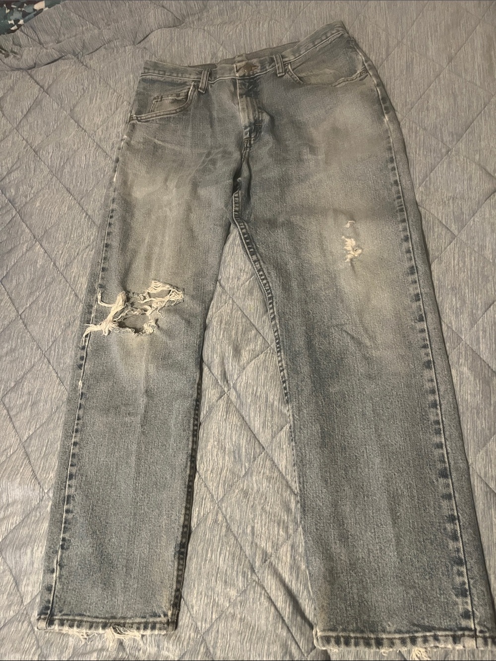 Wrangler Light Blue Distressed Straight Jeans Men’s 32 x 30 Relaxed Fit